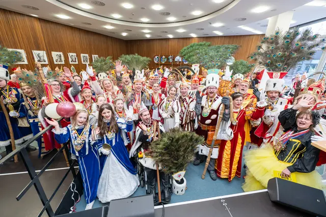 Die Tollitäten aus dem Rheinisch-Bergischen Kreis ließen beim Empfang im Kreishaus den Boden beben. Foto: Rheinisch-Bergischer Kreis / Joachim Rieger