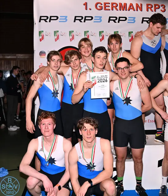 Ganz hinten links: Felix von Seggern (BRG). Ganz hinten rechts:  Samuel Teschner (SRV). Mitte von links: Linus Kuhr (BRG), Tristan Sämisch (SRV), Philipp Hundhausen (SRV), Martin Günther (BRG). Vorne links: Maximilian Elbracht (BRG). Vorne Rechts: Oskar Tervooren (SRV). | Foto: meinruderbild.de Siegburger Ruderverein