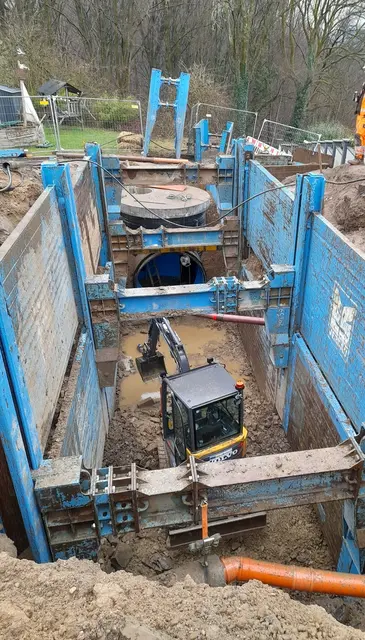 Blick auf den Verbau des neuen Stauraumkanals, der künftig zur kontrollierten Regenwasserableitung beiträgt. | Foto: Stadt Lohmar