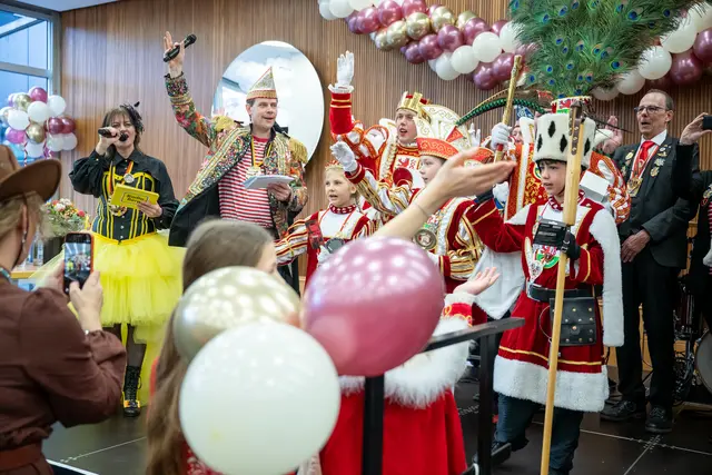 Landrat Arne von Boetticher und Alex Pesch von Radio führten durch den jecken Vormittag und ließen die Tollitäten hochleben. Foto: Rheinisch-Bergischer Kreis / Joachim Rieger