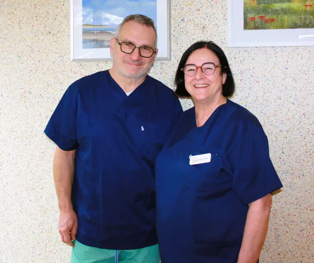 Dr. Cornelia Leißner (r.), Chefärztin der Klinik für Gynäkologie und Geburtshilfe, und Uwe Mutter, Oberarzt der Klinik für Allgemein- und Viszeralchirurgie und Leiter des Zentrums für Neuromodulation | Foto: Helios Klinik Wipperfürth