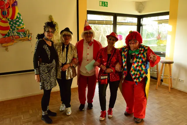 Das jecke Karnevalsteam mit Maria Heider, Petra Cürten, Gisela Heyer, Birgit Hornschuh und Sitzungspräsidentin Ulla Pfister-van Dam. Foto: kfd