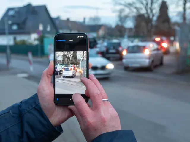 Über eine App hielten Mitarbeiter des Ordnungsamtes Verkehrssünder fest. Foto: Axel König