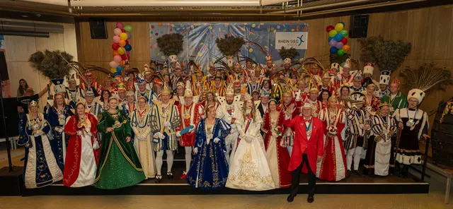 Landrat Sebastian Schuster (vo.) mit den Prinzen, Prinzessinnen, Dreigestirnen und Prinzenpaaren aus der Region. | Foto: Rhein-Sieg-Kreis