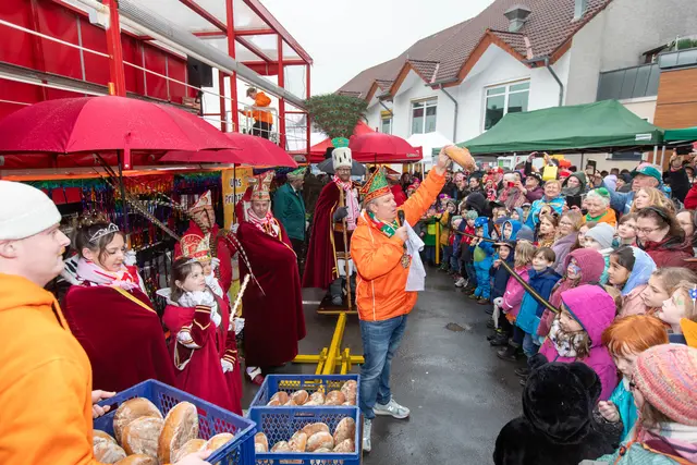 Bäckermeister Peter Lob und sein Team wogen den Bauer des Dreigestirns mit Broten auf. Foto: Axel König