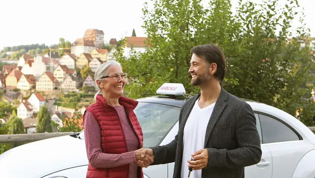 Ältere Menschen haben viele Möglichkeiten, mehr Sicherheit im Straßenverkehr zu erlangen - etwa durch eine Auffrischungsstunde in der Fahrschule. Foto: DJD/DVR
