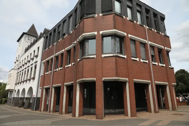 Das Bezirksrathaus Porz (Bürgeramt Porz) mit dem historischen, weißen Gebäudeteil aus dem Jahr 1910 links. Porz war bis 1975 eine eigenständige Stadt. | Foto: Arton Krasniqi