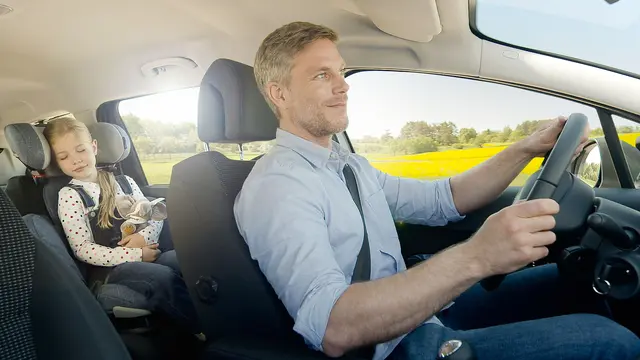 Durchatmen bei frischer Luft: Der Innenraumfilter trägt zu hygienischen Bedingungen im Auto bei. Das fördert nicht nur den Komfort, sondern auch die Sicherheit am Steuer. Foto: DJD/Robert Bosch