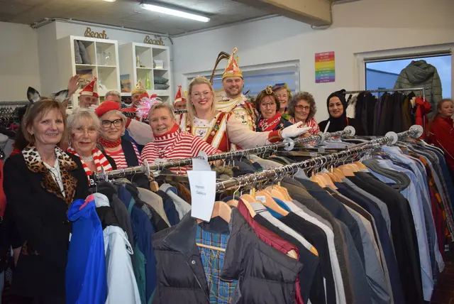 Prinz Andreas I. und Prinzessin Alexandra I. stimmten sich mit dem Team der „Kleiderkammer“ auf die Hoch-Zeit des Karnevals ein. Foto: Hoeck