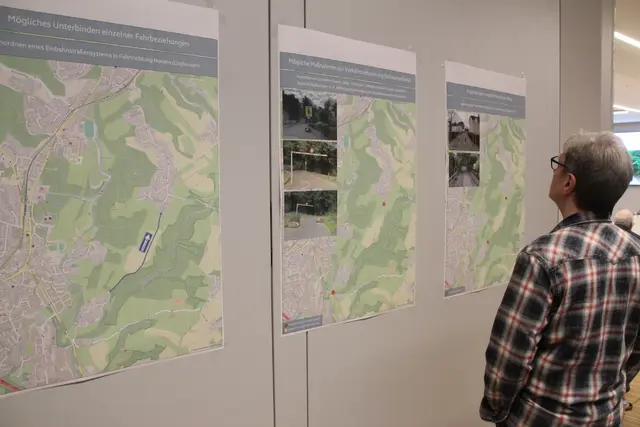 Mögliche Lösungsvorschläge zur Verkehrsentlastung des Menzlinger Weges stellte die von der Stadt beauftragte BBW Ingenieurgesellschaft auf Infotafeln vor. Foto: Flick 
