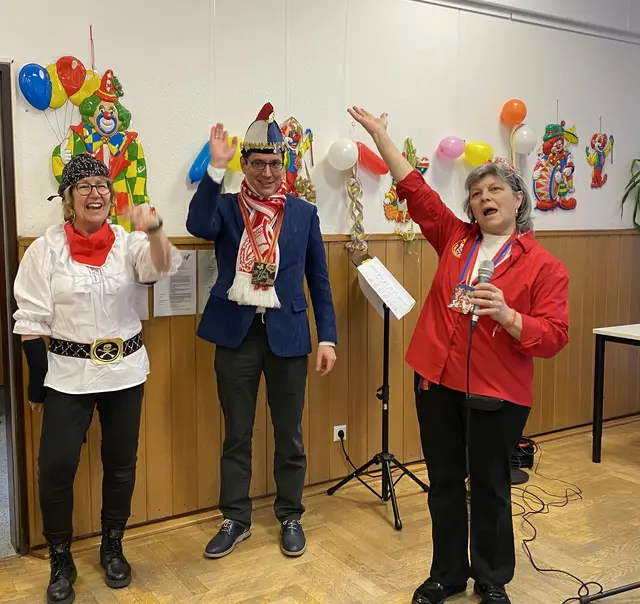 Sabine Pein (Begegnungsstätte, v.li.), Bürgermeister Dr. Max Leitterstorf und Irene Dahlhausen (Fachdienst Teilhabe) beim Seniorenkarneval im „Club“.
 | Foto: Stadt Sankt Augustin