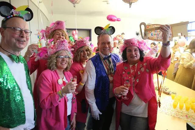 Landrat Klaus Grootens und sein allgemeiner Vertreter Stefan Heße wurden von den jecken Frauen in die Kantine abkommandiert. | Foto: OBK