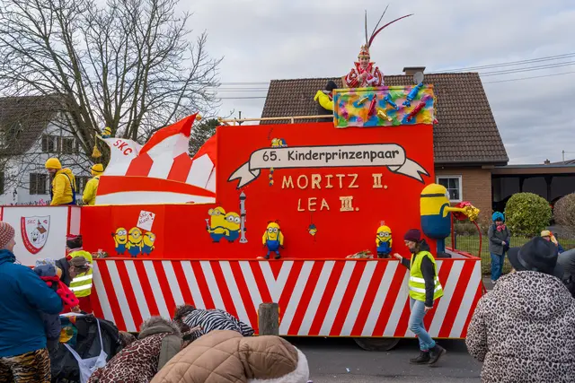 Moritz II &amp; Lea III trohnten auf einem schönen Prinzenwagen | Foto: Heimermann