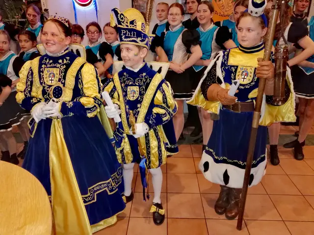 Das Brühler Kinderdreigestirn sorgte bei der Kostümparty in der Gaststätte "Zur Rheinau" für viel Freude und Stimmung.  | Foto: Heike Löhrer
