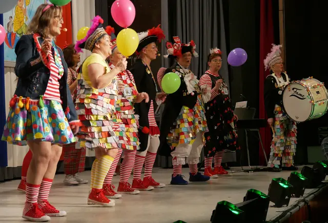 Die Hinterhofsänger der kfd St. Germanus sangen zum Abschluss der Karnevalssitzung an Weiberfastnacht.  | Foto: Anita Brandtstäter
