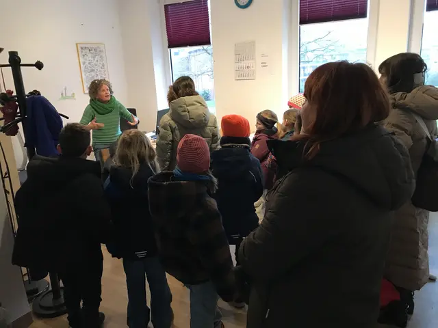 Anke Voerkel, Vorstandsvorsitzende der HBK, beantwortete die Fragen der Kinder.