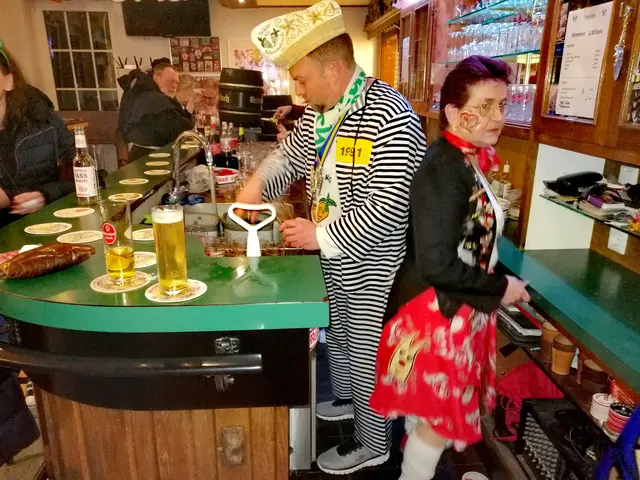 Hier packt der Präsident der KG "De Zuckerknöllche" mit an, ohne zu zögern.  | Foto: Heike Löhrer