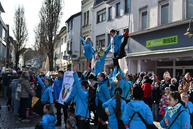Vochemer Akrobatik: Die Tanzgarde der Öllis mit einer tollen Aktion. | Foto: Foto: Brodüffel