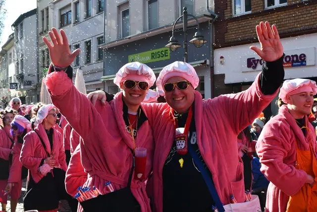 Ganz in Rosa und joot drupp: Die Bröhler Saunaboys. | Foto: Foto: Brodüffel