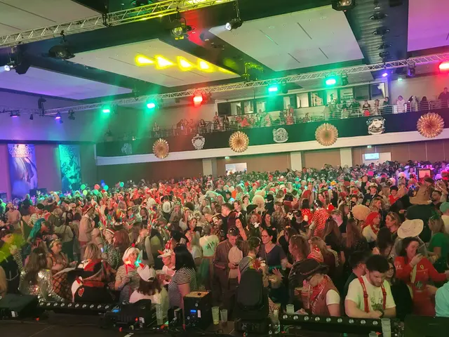 Volles Haus und Super-Stimmung: Allein bei der restlos ausverkauften Wieverfastelovendsparty “Viva la Wiever” feierten 2.300 Gäste der Funken Blau-Weiss ausgelassen Fastelovend. | Foto: Funken Blau-Weiss