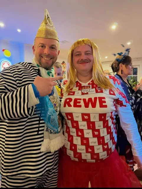 Endlich hat der Präsident der KG, li. seine "Gisela" gefunden. Die Suche hat sich gelohnt, und "Gisela" wurde für das "gewagtestes" Kostüm prämiert.  | Foto: Tanzgarde der KG. "De Zuckerknöllche" 