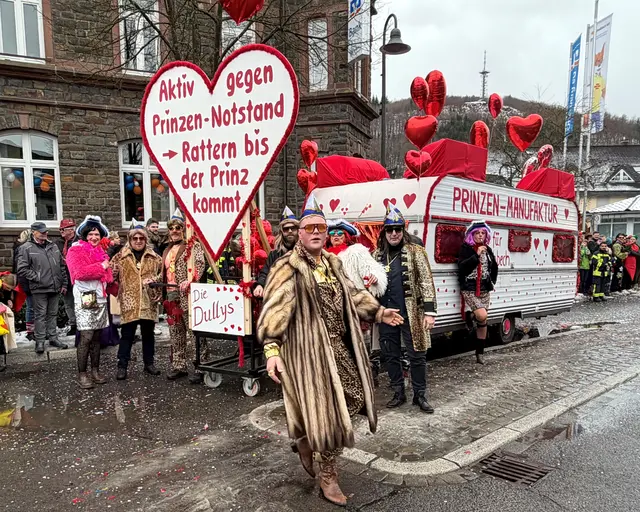 Die „Dullys“ griffen augenzwinkernd den Prinzen-Notstand auf und machten aus ihrem Wagen eine wackelnde „Prinzen-Manufaktur – Do et für Mueschbech“. Unter dem Motto „Aktiv gegen den Prinzen-Notstand - Rattern bis der Arzt kommt“ zogen sie als schillernde Bordsteinschwalben durch die Straßen und versuchten, männliche Jecken charmant in ihr mobiles „Produktionsstudio“ zu lotsen. Das Publikum dankte es ihnen mit lautem Gelächter und viel Applaus | Foto: Karin Rechenberger
