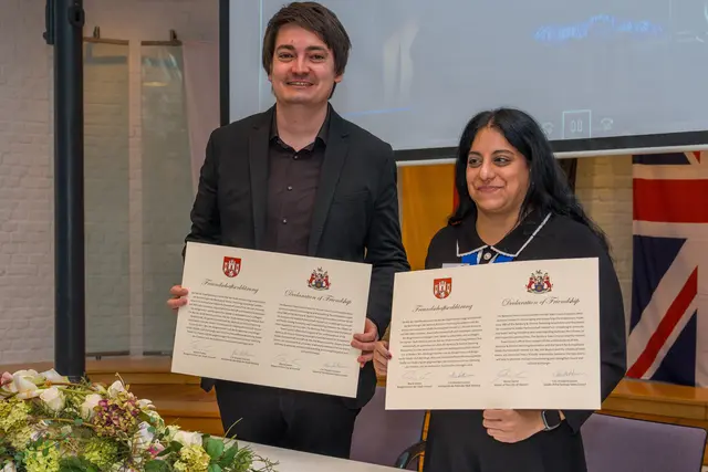 Bürgermeister Dahm und Bürgermeisterin Hussain mit der unterzeichneten Freundschaftsbekundung. | Foto: Heimermann