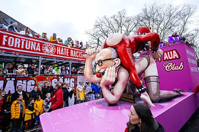 Der Persiflage-Wagen des Kanzlers und Vizekanzler. Das Festkomitee zog eine positive Bilanz trotz Wetterkapriolen.  | Foto: Festkomitee Kölner Karneval 