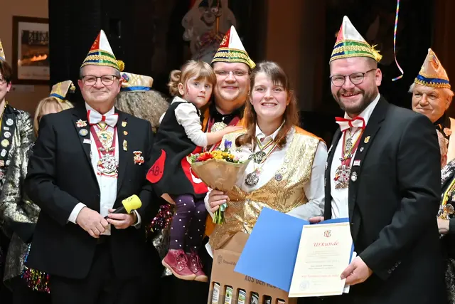 Ehemann (und ebenfalls Karnevalist) Matthias und Töchterchen Marie waren dabei, als Hannah Ennenbach (2.v.re.) die besondere Ehrung des RSE aus den Händen von Heinz Jürgen Joest (li.) und Oliver Gertz (re.) entgegennahm. | Foto: Herkenrath