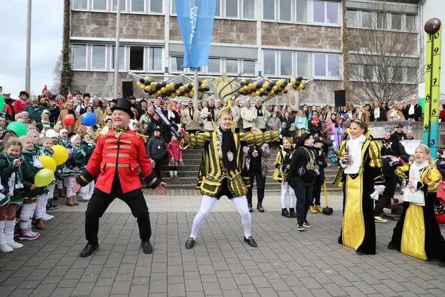 Zirkusdirektor Rainer Viehof im Wettstreit mit den Jecken. | Foto: Festausschuss Eitorfer Karneval