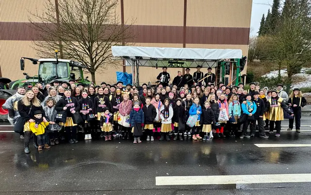 Trotz Regen beste Stimmung beim Rosenmontagszug. | Foto: Young Hope Chor & Band Eitorf