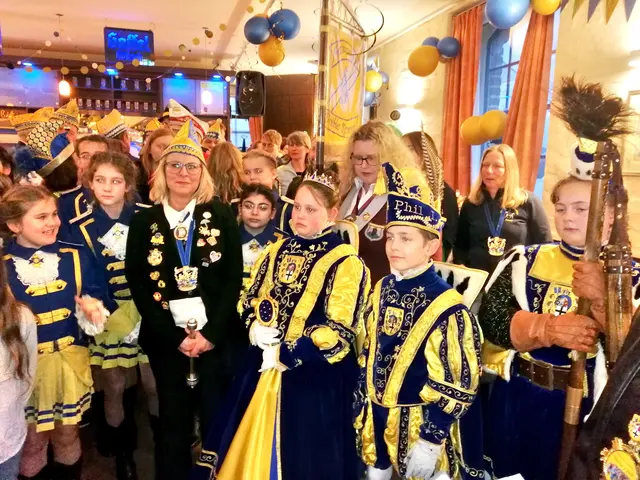 Ein letztes Foto im Ornat. Prinz Phil, Jungfrau Mia und Bäuerin Hannah müssen nun ihre Macht wieder abgeben. Mit dabei, li., in schwarz, Kinderprinzenführerin, Susanne Ackermann.  | Foto: Heike Löhrer