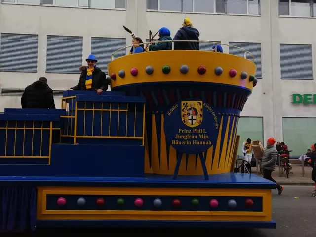 Der Wagen vom Kinderdreigestirn zog bildete den Schluss des Zuges.  | Foto: Heike Löhrer