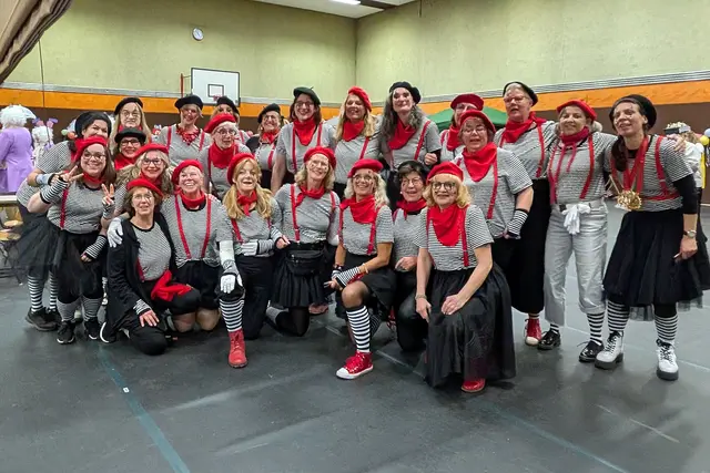 500 jecke Wiever feierten in der Turnhalle Oedekoven auf der Weibersitzung des Damenkomitees „Frohsinn“ der katholischen Frauengemeinschaft Oedekoven und hatten sichtlich ihren Spaß. | Foto: fes