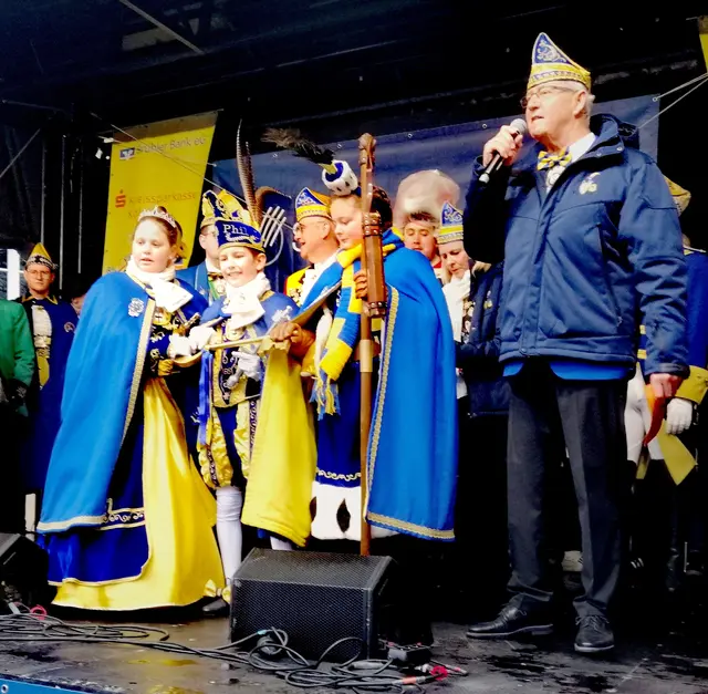Prinz Phil, Jungfrau Mia und Bäuerin Hannah, übernahmen beim Rathaussturm an Weiberfastnacht die närrische Macht, und Bürgermeister Marc Prokop musste den Schlüssel abgeben.  | Foto: Heike Löhrer