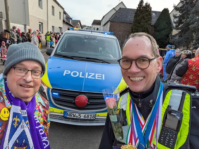 Mit Sicherheit durch den Zug: Bornheims „Dorfsheriff“ Thorsten Säger hatte nicht nur ein wachsames Auge auf die Jecken, sondern immer auch den Schalk im Nacken. | Foto: fes