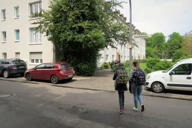 Ein Zebrastreifen soll künftig die Ecke Clarenbachstraße/Brucknerstraße für die Schüler sicherer machen.    | Foto: Hans-Willi Hermans