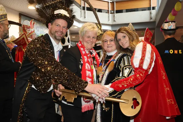 Jan Gutowski (v.l.), Sabine Blasius (KPG), Jungfrau Marina (KG Tolle Elf Wildberg) und Prinzessin Lisa (KG Rot-Weiß Denklingen) legen gemeinsam die Hand auf den Schlüssel  | Foto: Michael Kupper