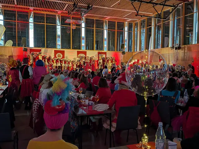 Rappelvoll war es auch beim Alfterer Damenkomitee „Rot-Weiß“ und der neuen Kultur- und Sporthalle. | Foto: fes