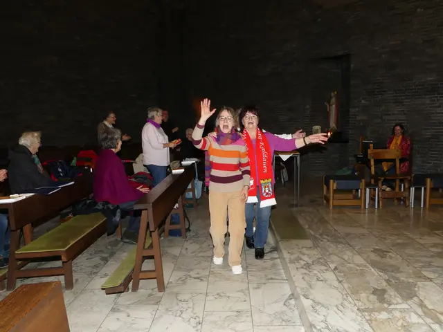 Die Sänger sind mit viel Spaß bei der Sache und tanzen auch mal eine Polonaise durch die Kapelle. | Foto: Christa Gast