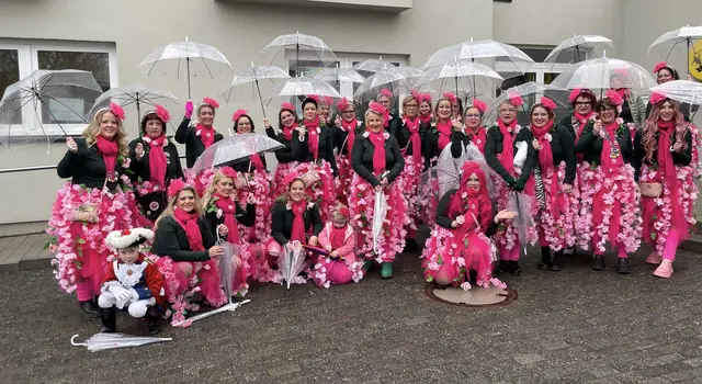 Auch wenn der Regenschirm das farbenfrohe Blütenkostüm ergänzt – die Jecken des Alten Beueler Damenkomitees lassen sich die gute Laune nicht nehmen. | Foto: Privat