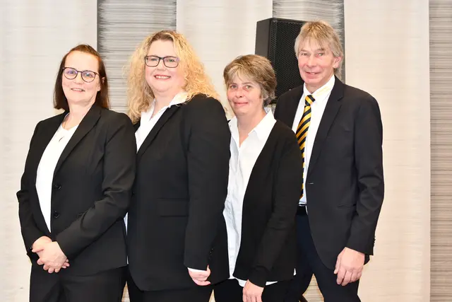 Erstes Bild unseres designierten Damendreigestirns: (v.l.) Kerstin Krips, Sonja Rohrbach, Kristina Spreinat. Prinzenführer Wolfgang Fritz wird die drei Brühlerinnen mit all seiner Erfahrung durch die historische Session 2027 lotsen. | Foto: Foto Brodüffel