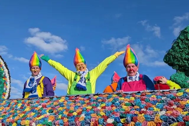 Sunnesching war ja rar bei den diesjährigen Zügen. Aber am Sonntag beim Zoch von Uedorf nach Hersel gab es doch tatsächlich mal blauen Himmel. | Foto: fes