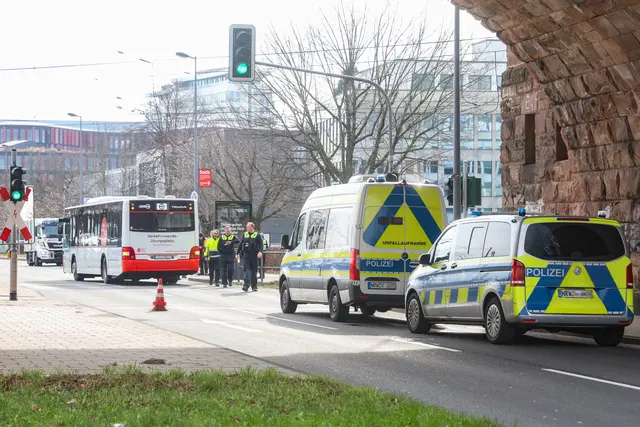 Auf Höhe der Südbrücke kam es zum Unfall zwischen einem Bus und einem Fußgänger. | Foto: Arton Krasniqi