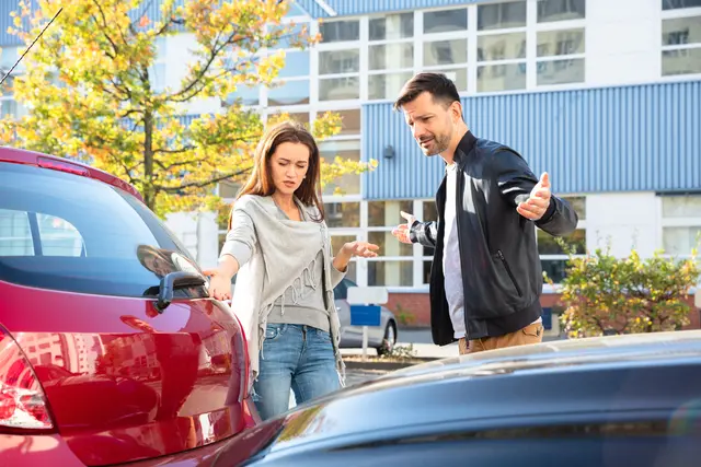 Grundlos gebremst oder zu dicht aufgefahren? Die Schuldfrage bei Verkehrsunfällen ist zwischen den Beteiligten oft heftig umstritten. Foto: DJD/DEVK/Andrey Popov - stock.adobe.com
