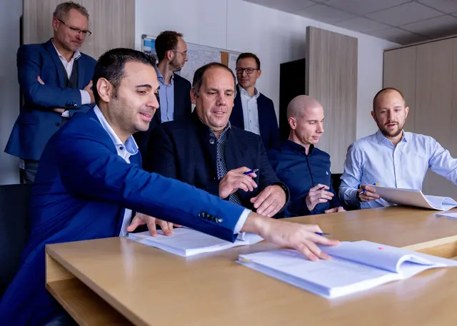 Emil Issagholian, Dr. Martin Halama, Dr. Thiemo Dunkel und Louis Luxen (v. l.) unterzeichnen die Verträge. | Foto: RheinEnergie/Thilo Schmülgen
