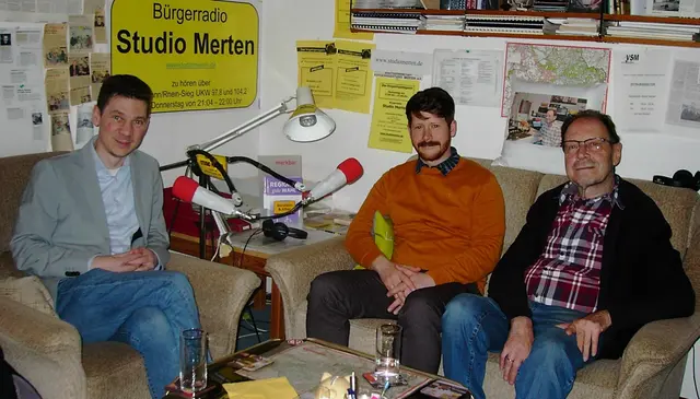 Simon Oelgemöller (links) und Jens Löffler (Mitte) geben Einblicke in die Arbeit der Stadtarchive – im Bürgerradio-Studio Merten mit Moderator Otto Ganser (rechts).
 | Foto: Studio Merten