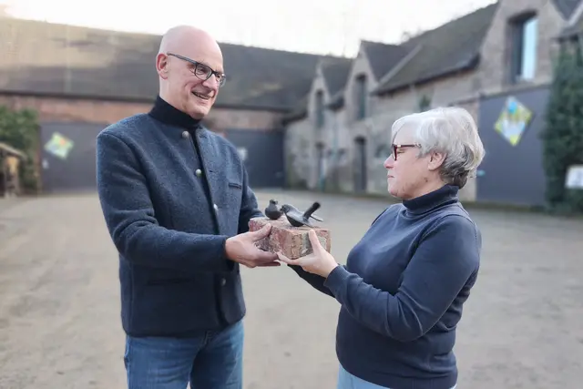Die zweite Vorsitzende des Fördervereins NaturGut Ophoven Andrea Spieß überreicht den Ehrenamtspreis an Andreas Bokeloh. Foto: NaturGut Ophoven