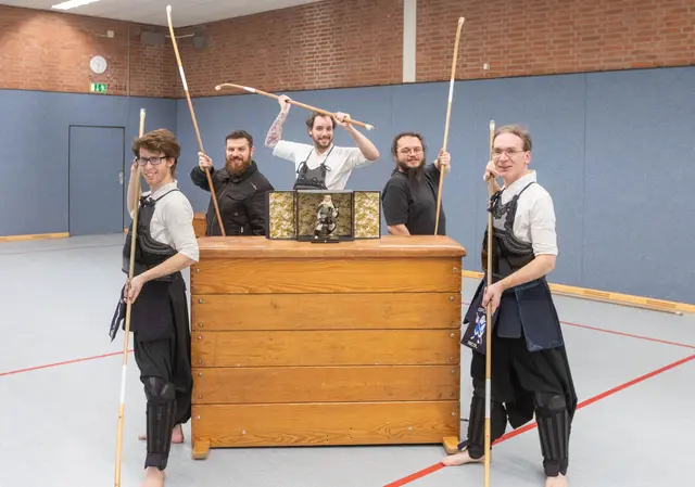 (v.l.) André Götz (3. Kyû), Ivan Kuzminski (3. Dan), David (4. Kyû), Volker (ohne Graduierung) und Andreas Nicol (5. Dan). Die Ränge lauten bei den Schülergraden „Kyû“ und werden herabgezählt von 6 auf 1, die der Meistergrade steigen vom 1. bis 5. Dan an. Foto: Axel König