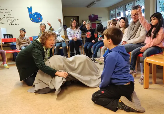 Mit kleinen Aktionen im Klassenzimmer veranschaulicht das Team des NaturGut Ophoven, wie Energiesparen und Klimaschutz zusammenhängen. Foto: NaturGut Ophoven